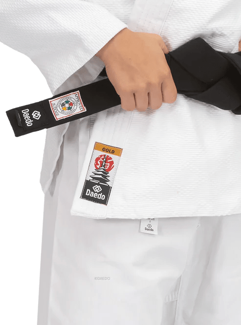 Detail of the reinforcements on the shoulders and chest of the Judogi Daedo Gold jacket for maximum resistance.