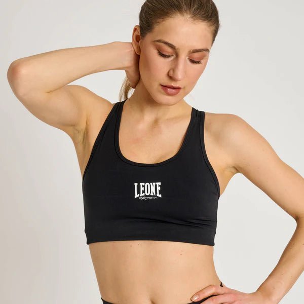 Vista frontal de la camiseta deportiva técnica Leone Logo negra con efecto compresivo