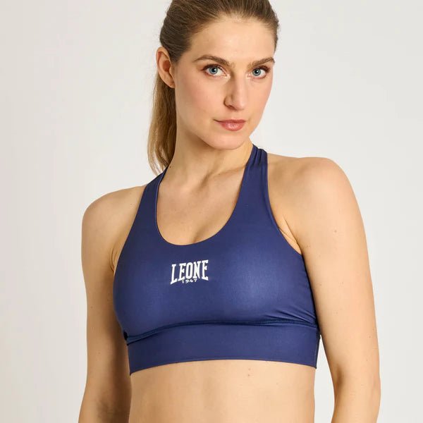 Vista frontal de la camiseta deportiva técnica Leone Stripe 47 en color azul marino con raya Leone