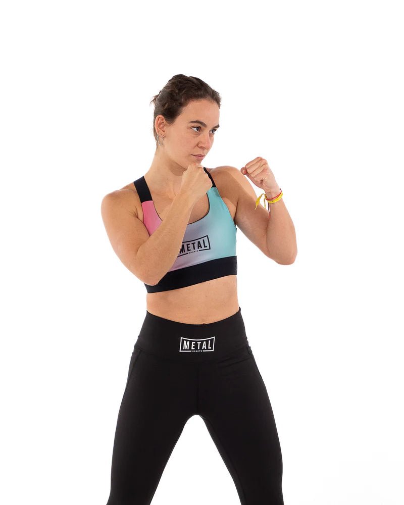 Sportler trägt Desert Storm Miami Vibe Metal Boxing Top in dynamischer Schlagposition