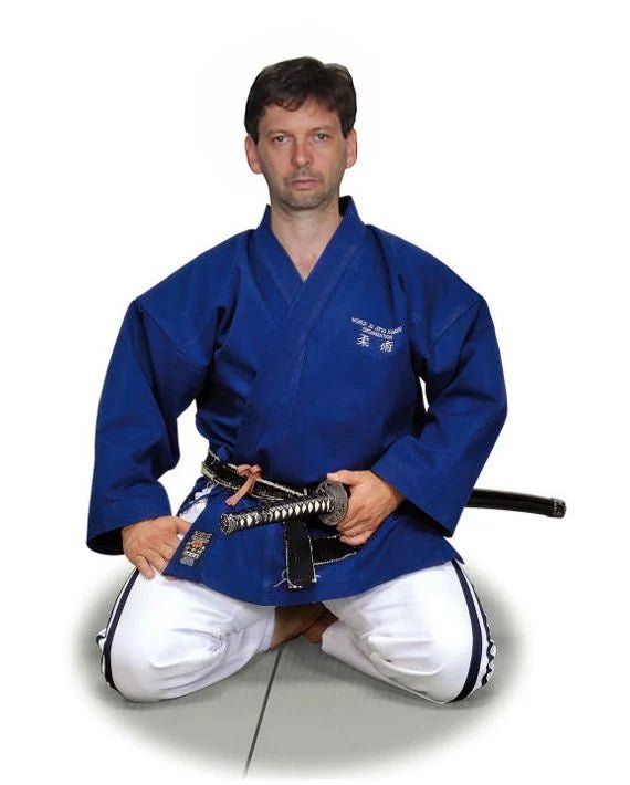 Uniforme de Itaki Master Jujitsu completo con chaqueta y pantalón azul con franjas laterales WJJF