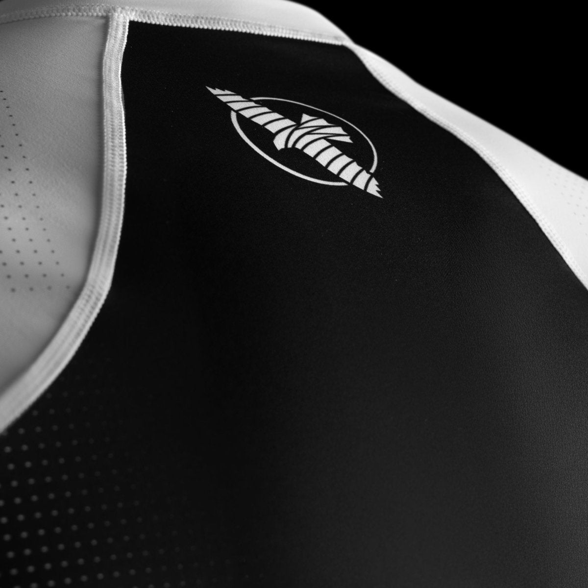 Detailní záběr na oficiální logo Hayabusa vytištěné na hrudi bílého chrániče Pro Ranked