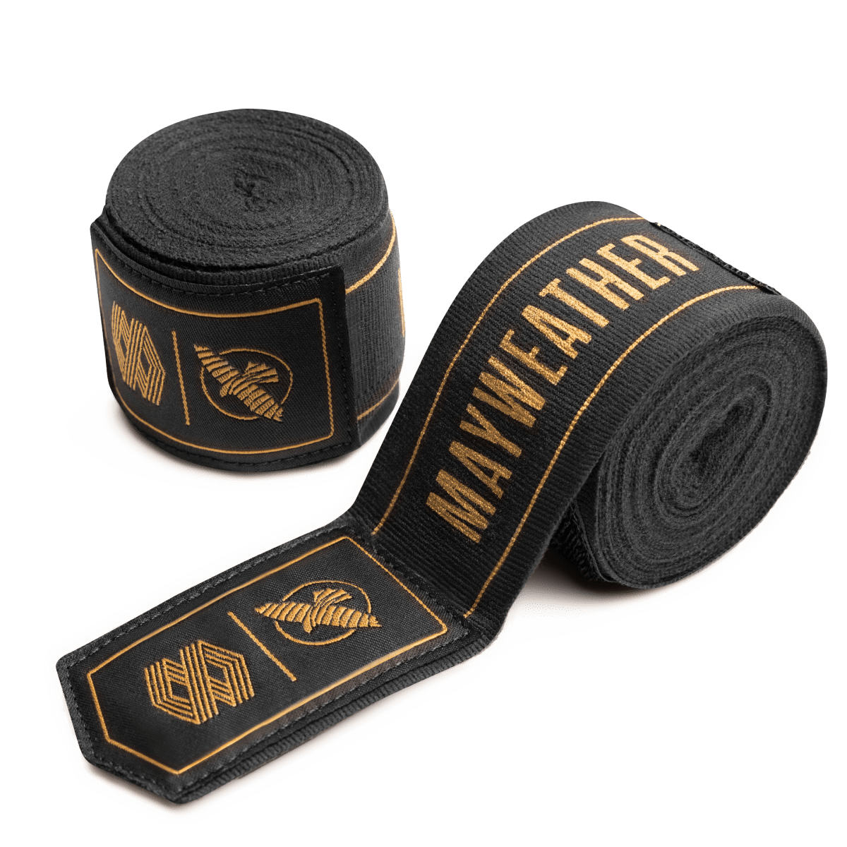 Um par de bandagens elásticas Mayweather Hayabusa de 180 polegadas, pretas com logotipo e letras douradas 'MAYWEATHER', enroladas em discos prontos para aplicação