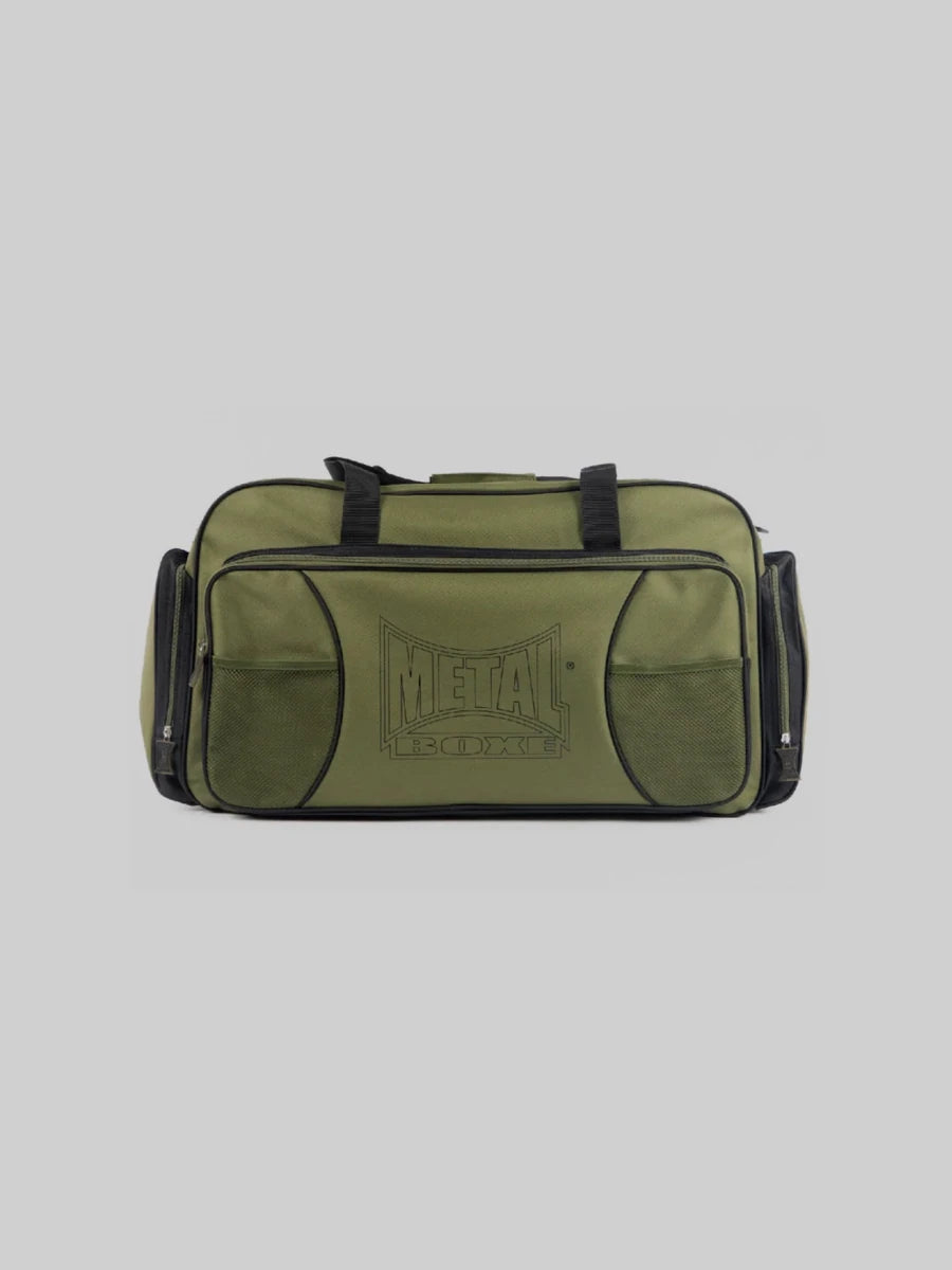 Nahaufnahme des Metal Boxe-Logo-Schriftzugs auf einer Khaki-Sporttasche