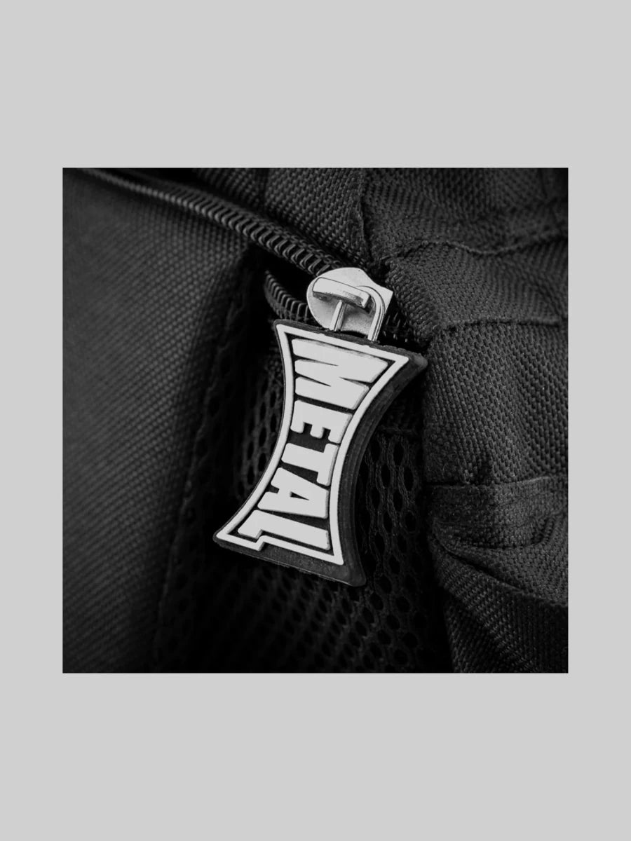 Detail der stabilen Reißverschlüsse und des Reißverschlusses der Metal Boxing MMA-Tasche