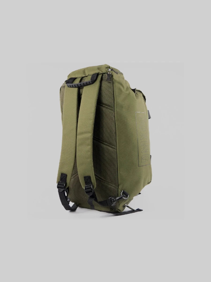 Vista vertical del bolso Metal Boxe Khaki configurado como mochila con tirantes acolchados