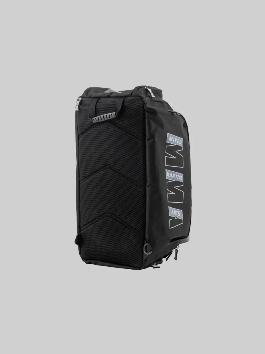 Vertikale Ansicht der Metal Boxing MMA-Tasche, konfiguriert als Rucksack mit gepolsterten Schultergurten