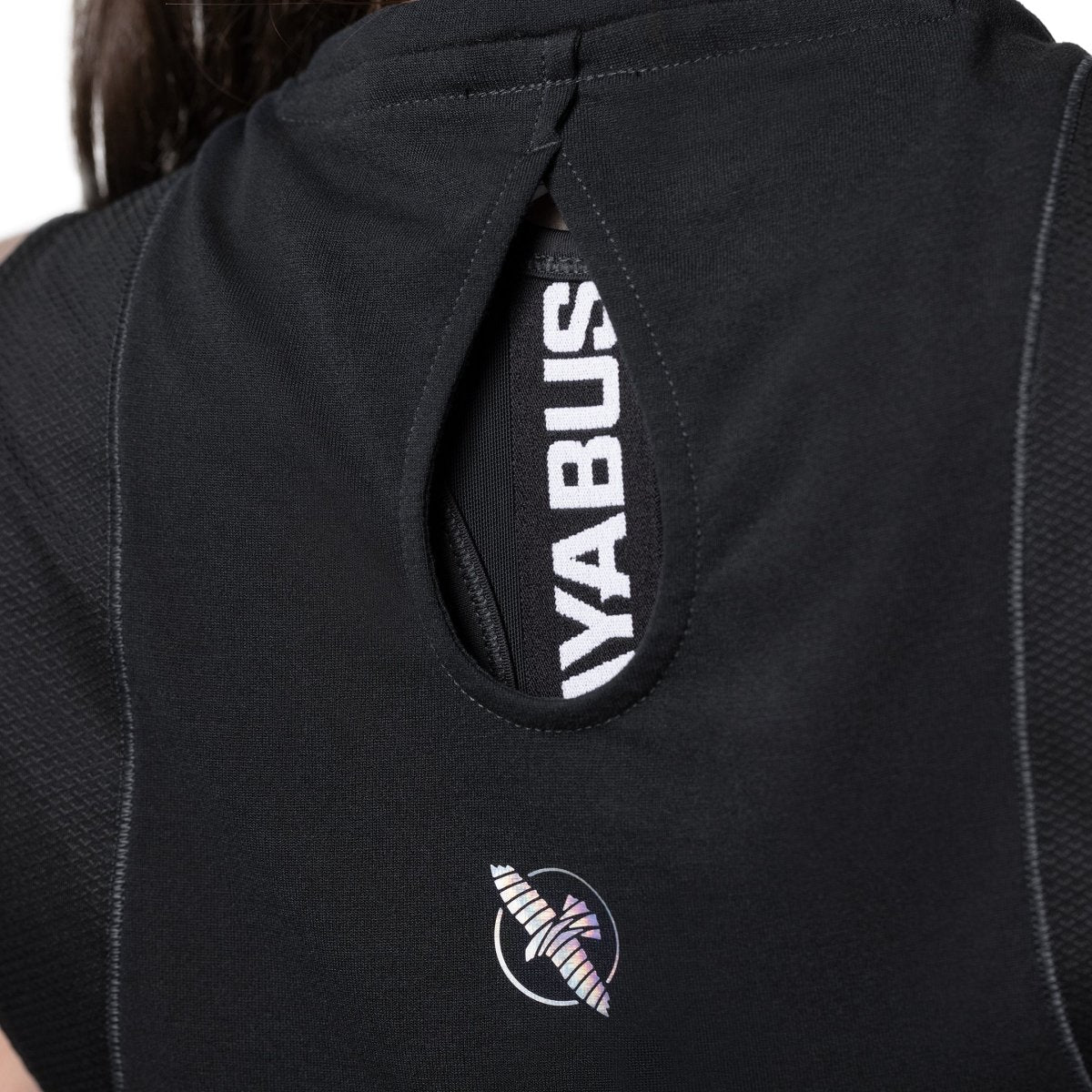 Primo piano del logo Hayabusa stampato sulla schiena della canotta sportiva nera