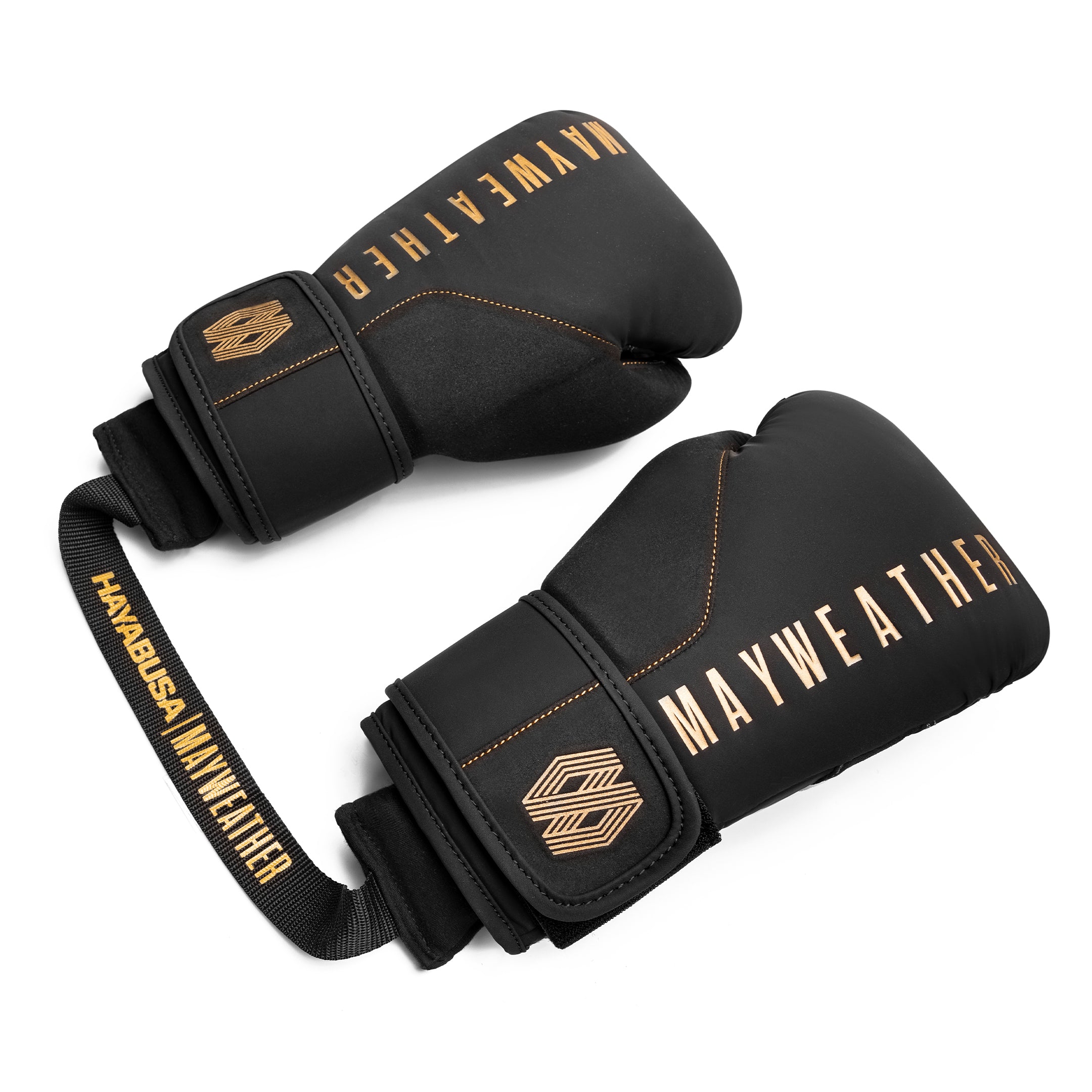 Deodorante per guantoni Mayweather nero e oro posizionato all'interno di un guantone da boxe aperto