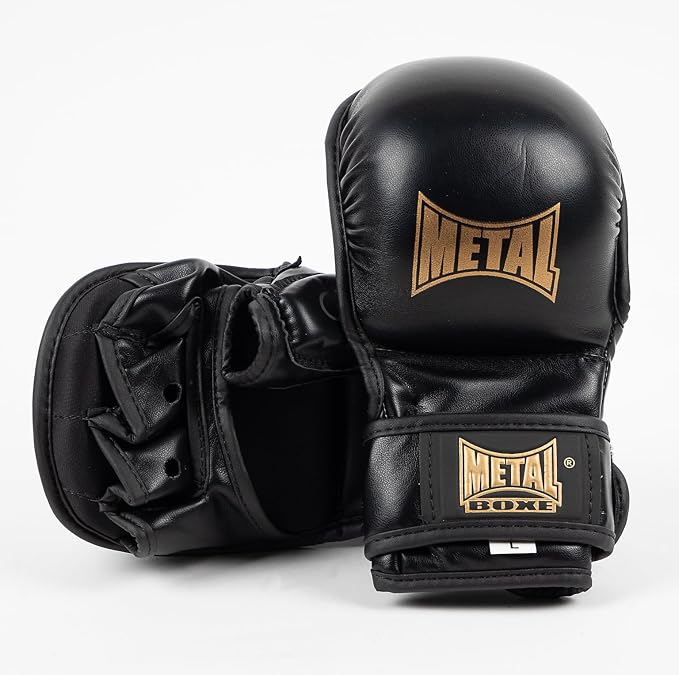 Particolare ravvicinato dell'ampia fascia di bloccaggio in velcro sul polso del guantone da MMA