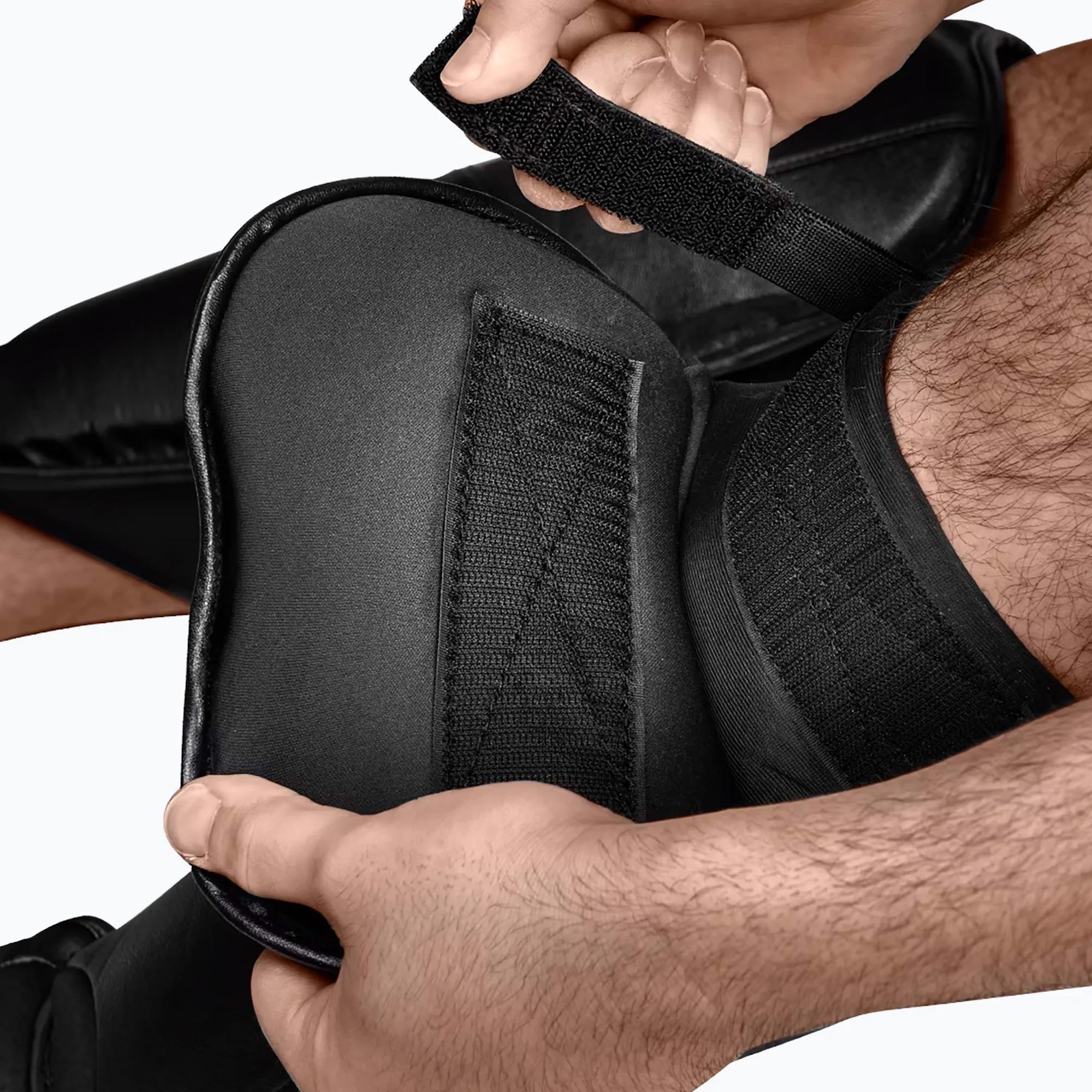 Dettaglio della calza elasticizzata traspirante dei paratibia Hayabusa T3 per una stabilità assoluta sulla gamba.