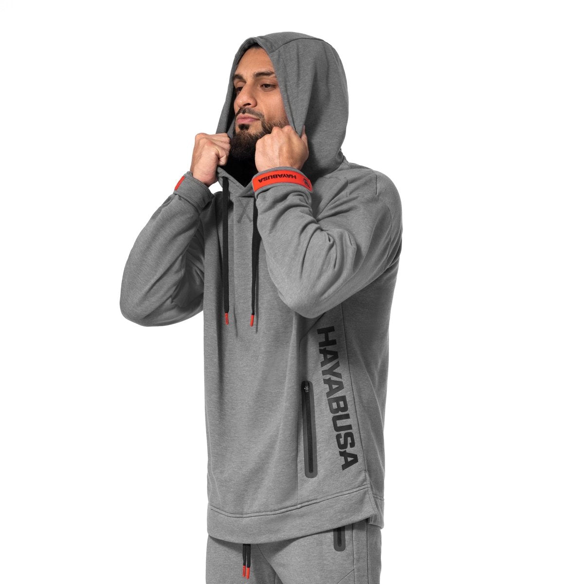 Seitenansicht des dunkelgrauen Hayabusa Midweight Pullover-Sweatshirts, wobei der Schlitz an der Taille und die verstellbaren gummierten Bündchen hervorgehoben sind