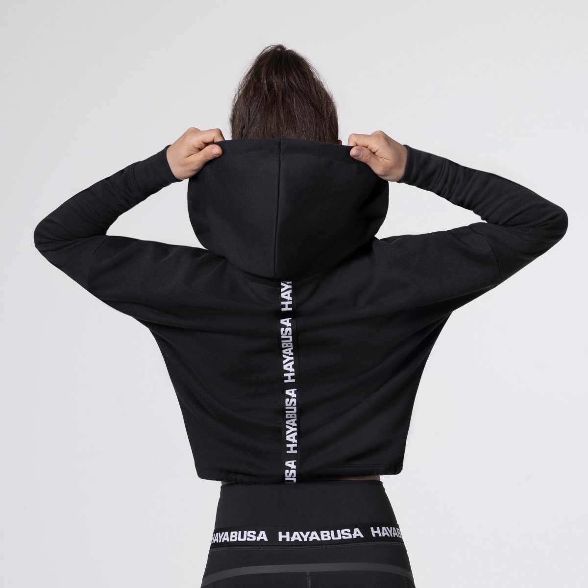 Vista trasera de la sudadera negra Hayabusa, detalle de la banda de jacquard en la espalda