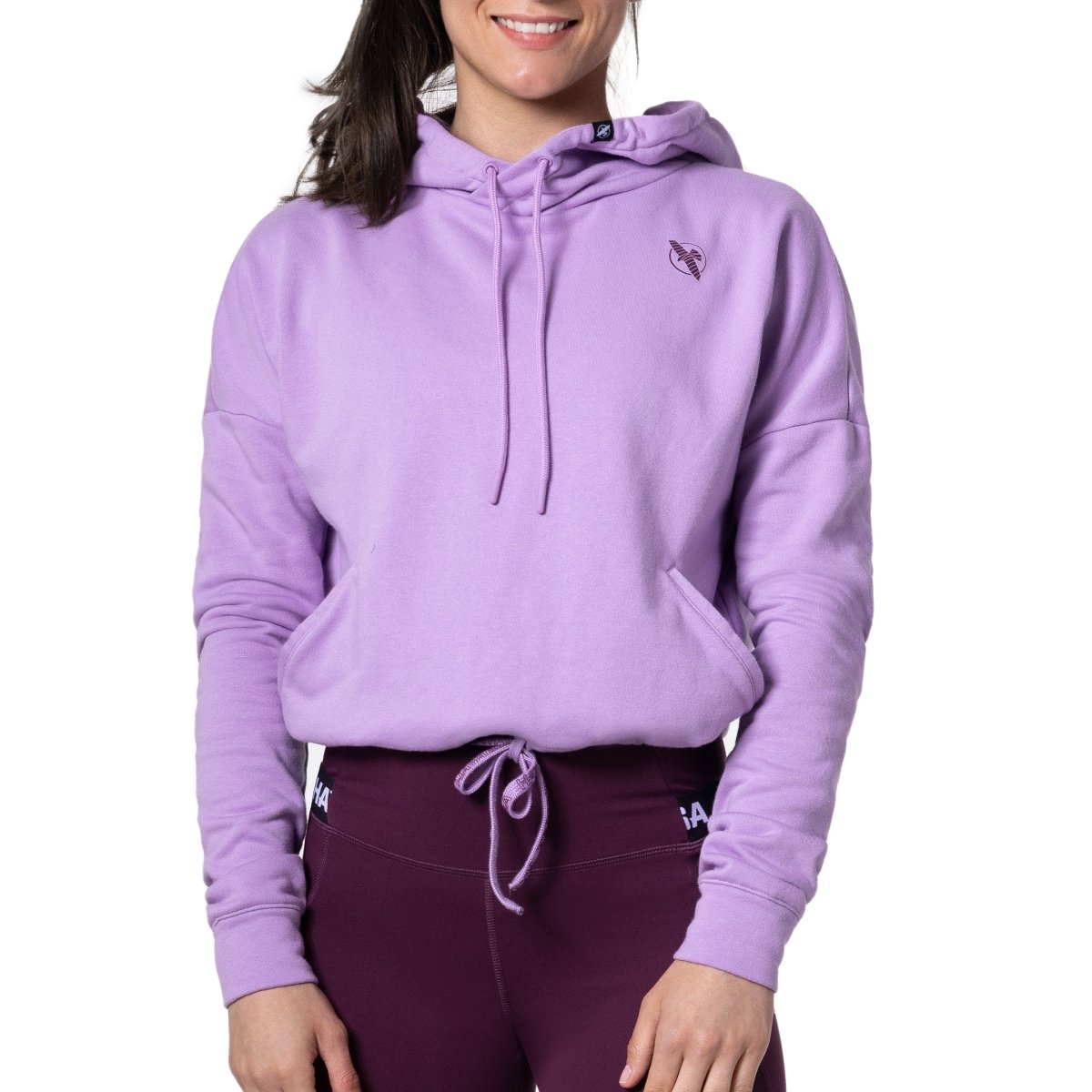 Vista frontal de la sudadera cropped rosa lavanda Hayabusa, silueta moderna con hombros caídos