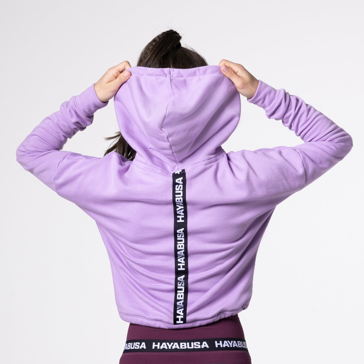Vista trasera de la sudadera con capucha rosa, que muestra el diseño de capucha de doble capa.