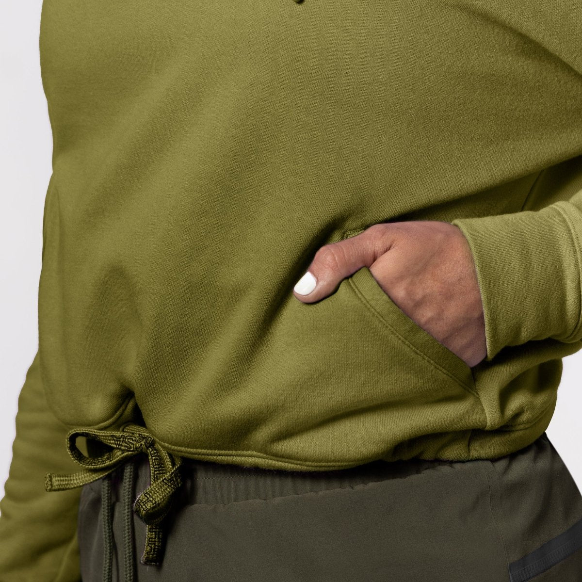 Detalle de los bolsillos delanteros de la sudadera cropped verde oliva Hayabusa