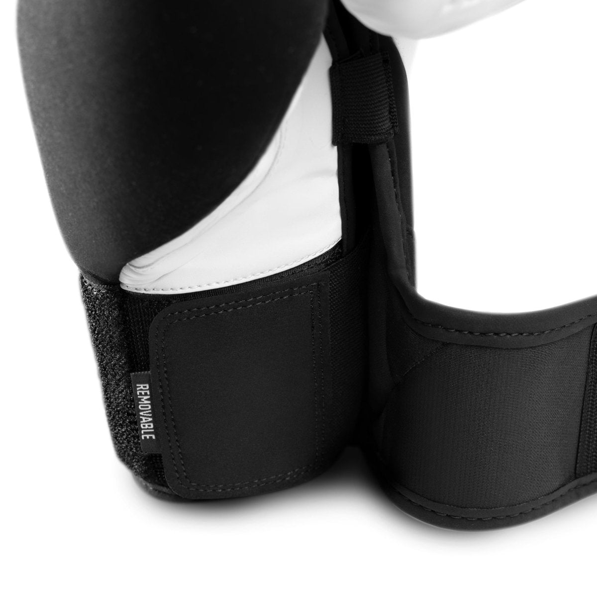Detalhe do sistema de fechamento Dual-X nas luvas de boxe Hayabusa T360 branco e preto