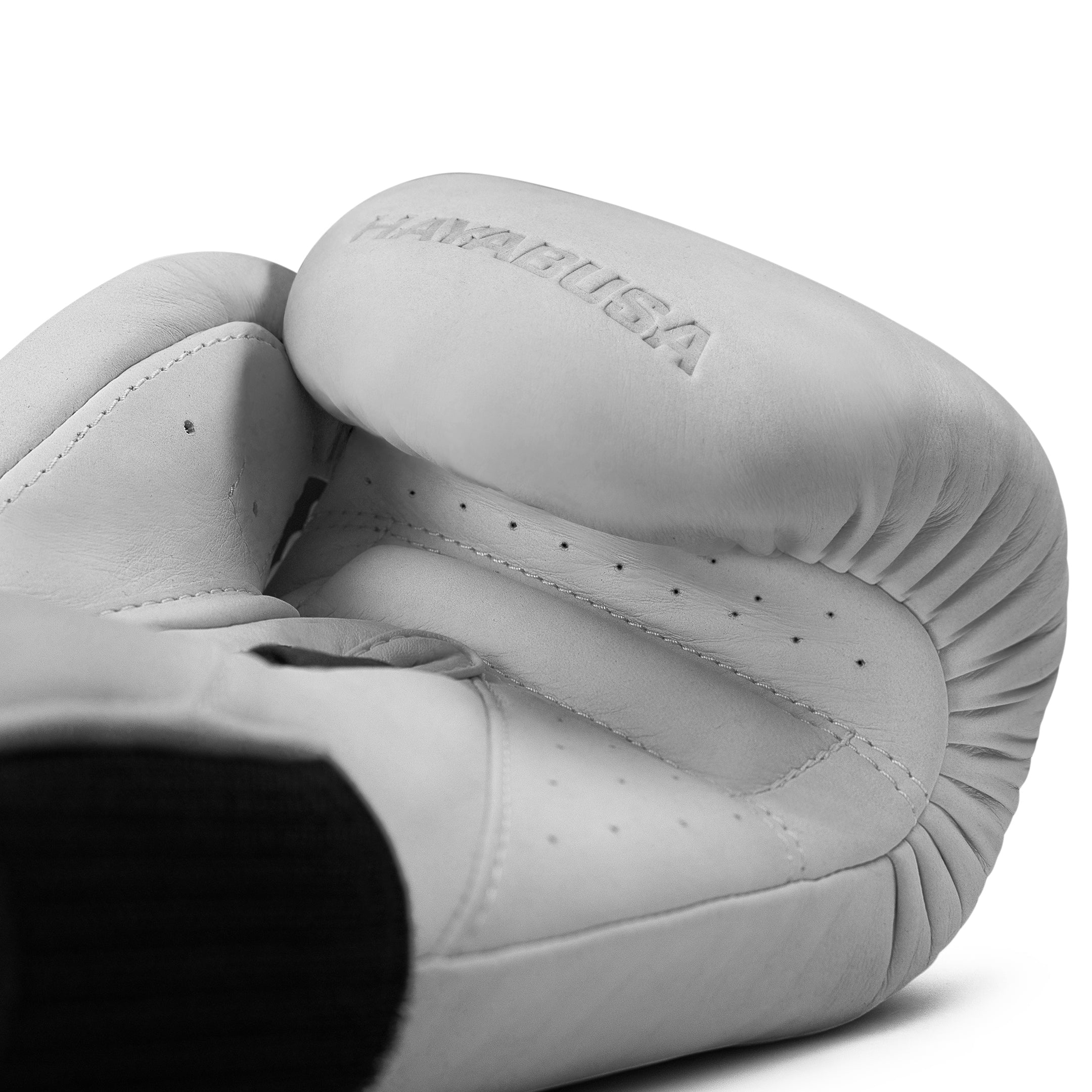 Vista ravvicinata del palmo del guanto Hayabusa T360 bianco, finiture artigianali e fori di ventilazione