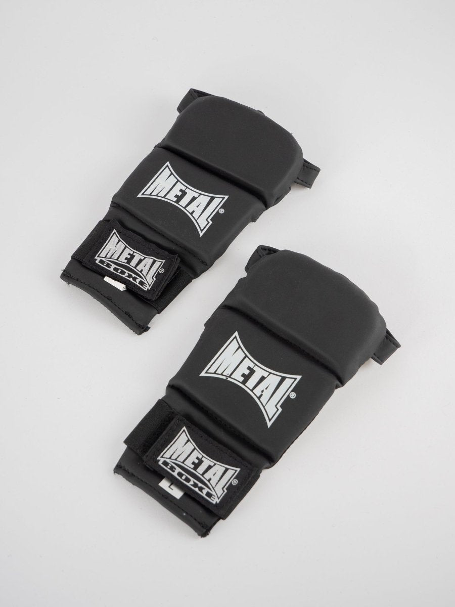 Vorderansicht: Schwarze Metall-Ju-Jitsu-Boxhandschuhe aus PU-Matte, ideal zum Grappling und Schlagen