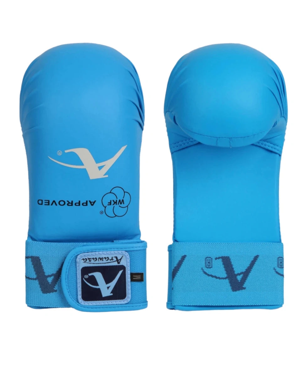 Paar blaue, von der WKF zugelassene Karate Arawaza WKF Kumite-Handschuhe für Wettkämpfe
