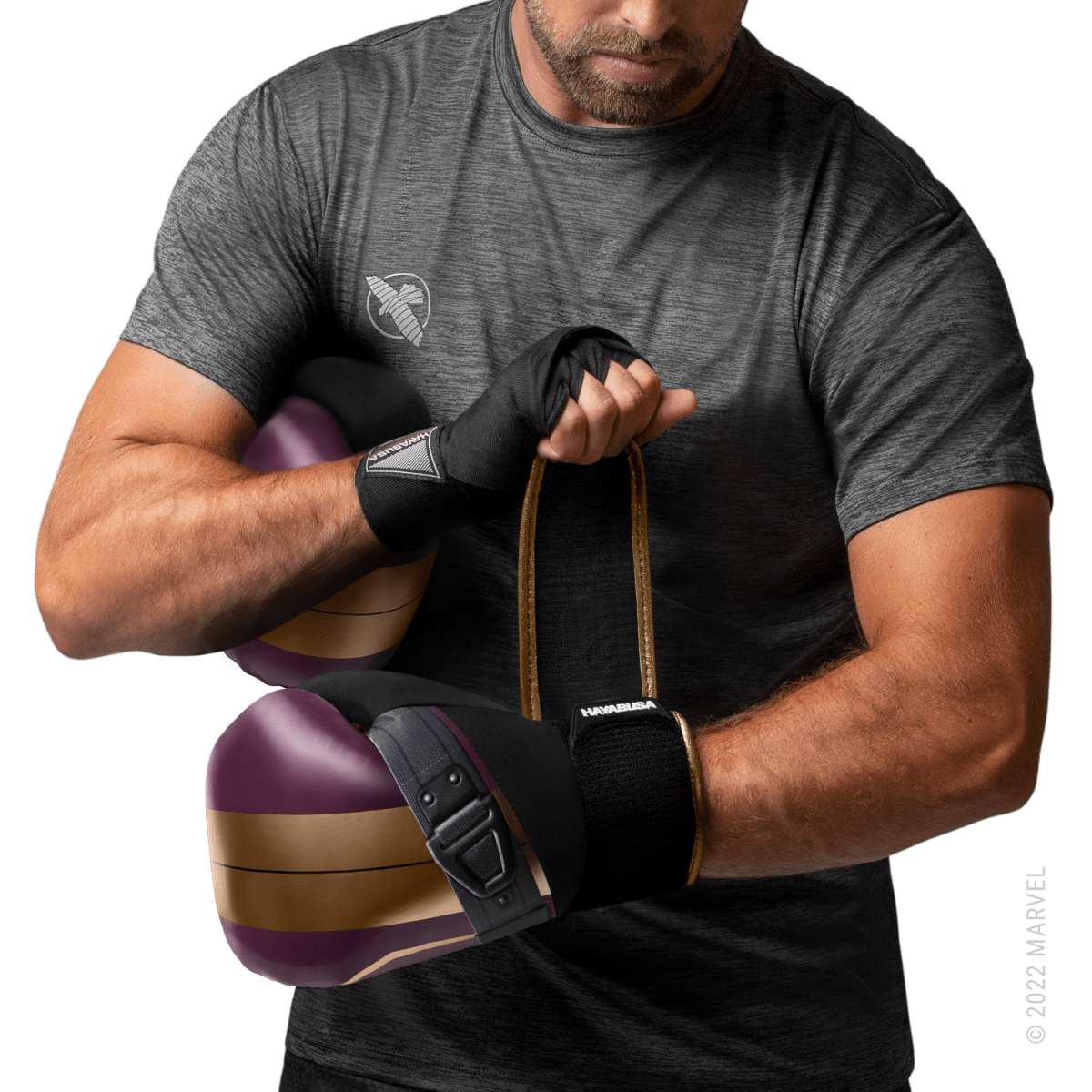 Atleta usando luvas Hayabusa Marvel Batroc roxas e douradas