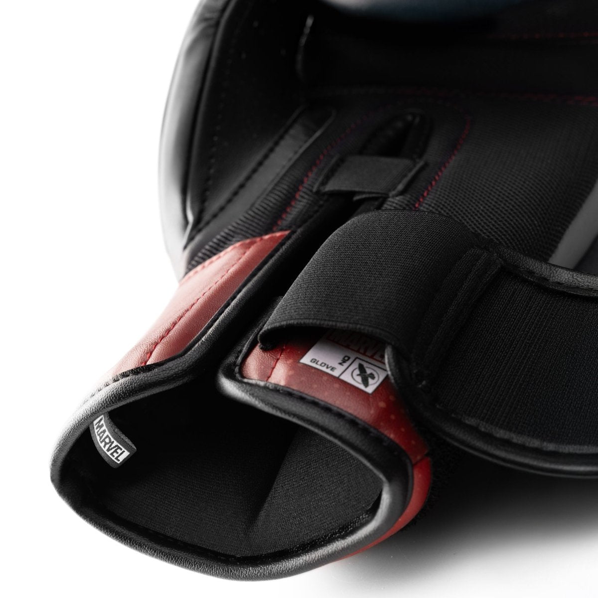 Détail du système de fermeture élastique unique du gant Marvel Deadpool