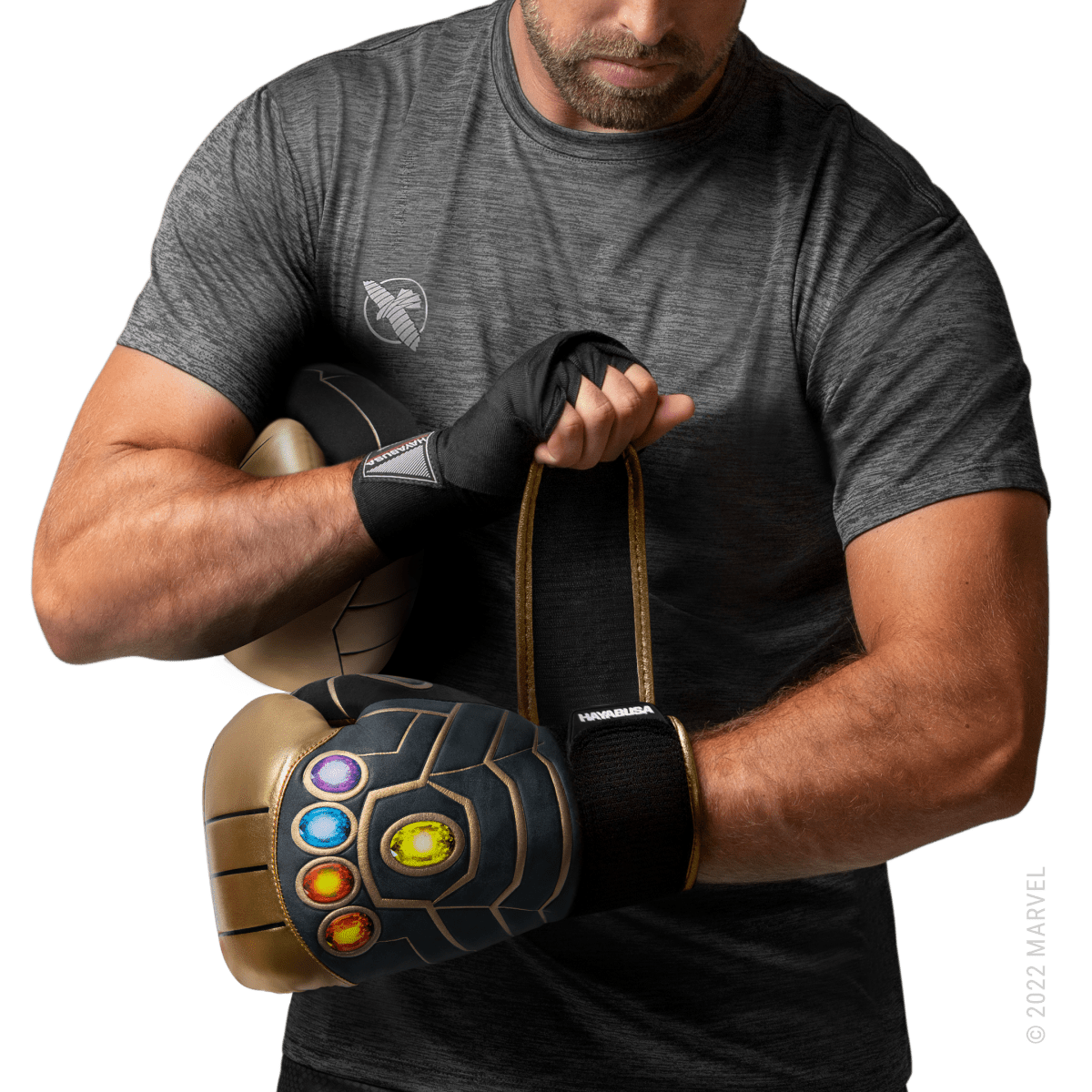 Atleta con guantes dorados y negros de Hayabusa Marvel Thanos en posición de guardia