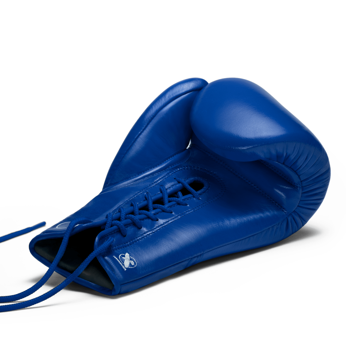 Primer plano del tradicional sistema de cierre de cordones en el guante azul Hayabusa Pro Lace