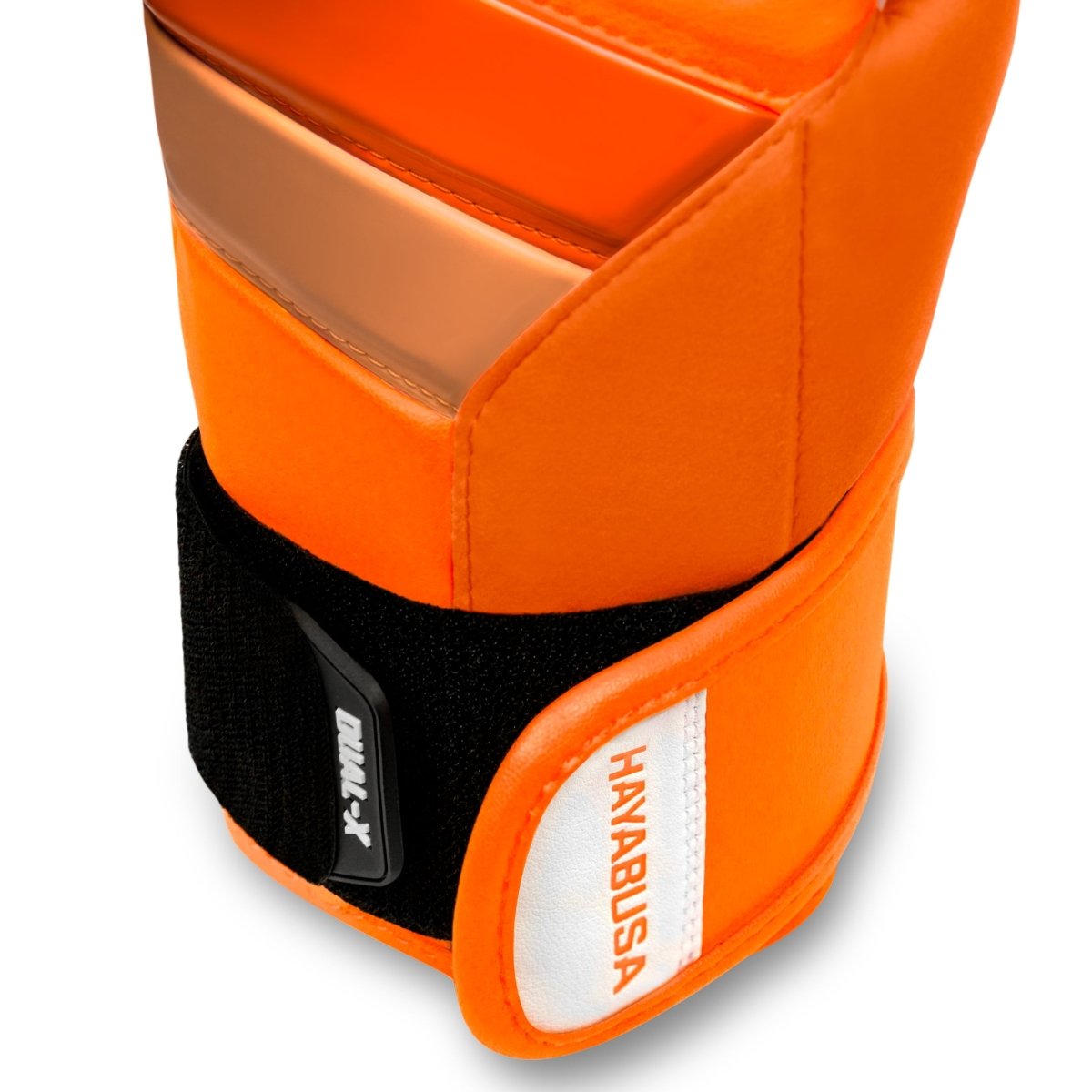 Detalhe do fecho de velcro das luvas laranja Hayabusa T3