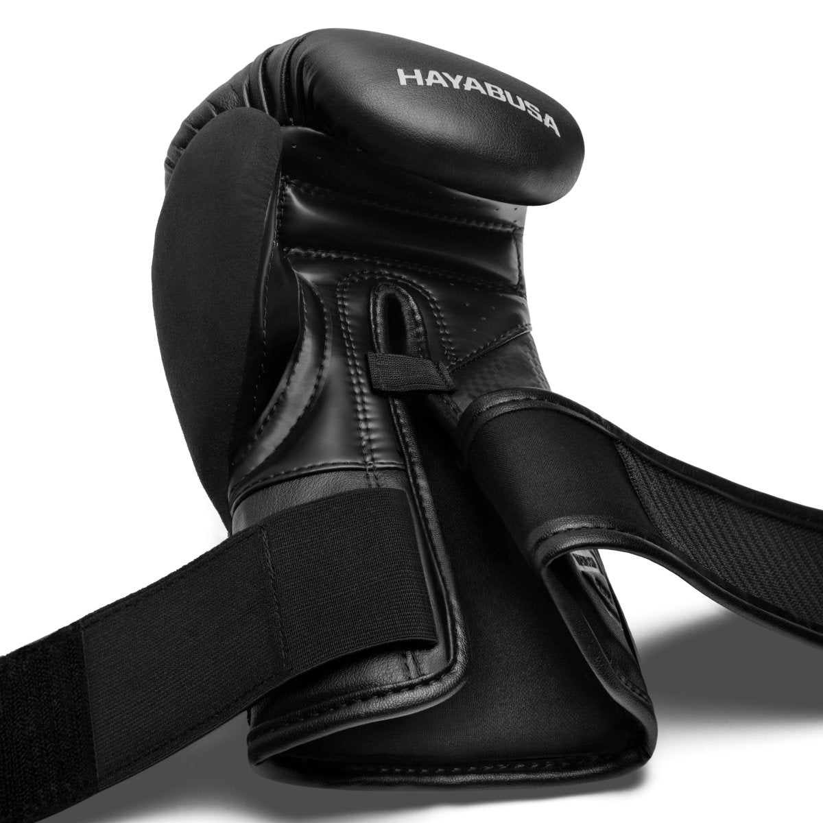 Vista interna do fecho duplo aberto de velcro das luvas pretas Hayabusa T3