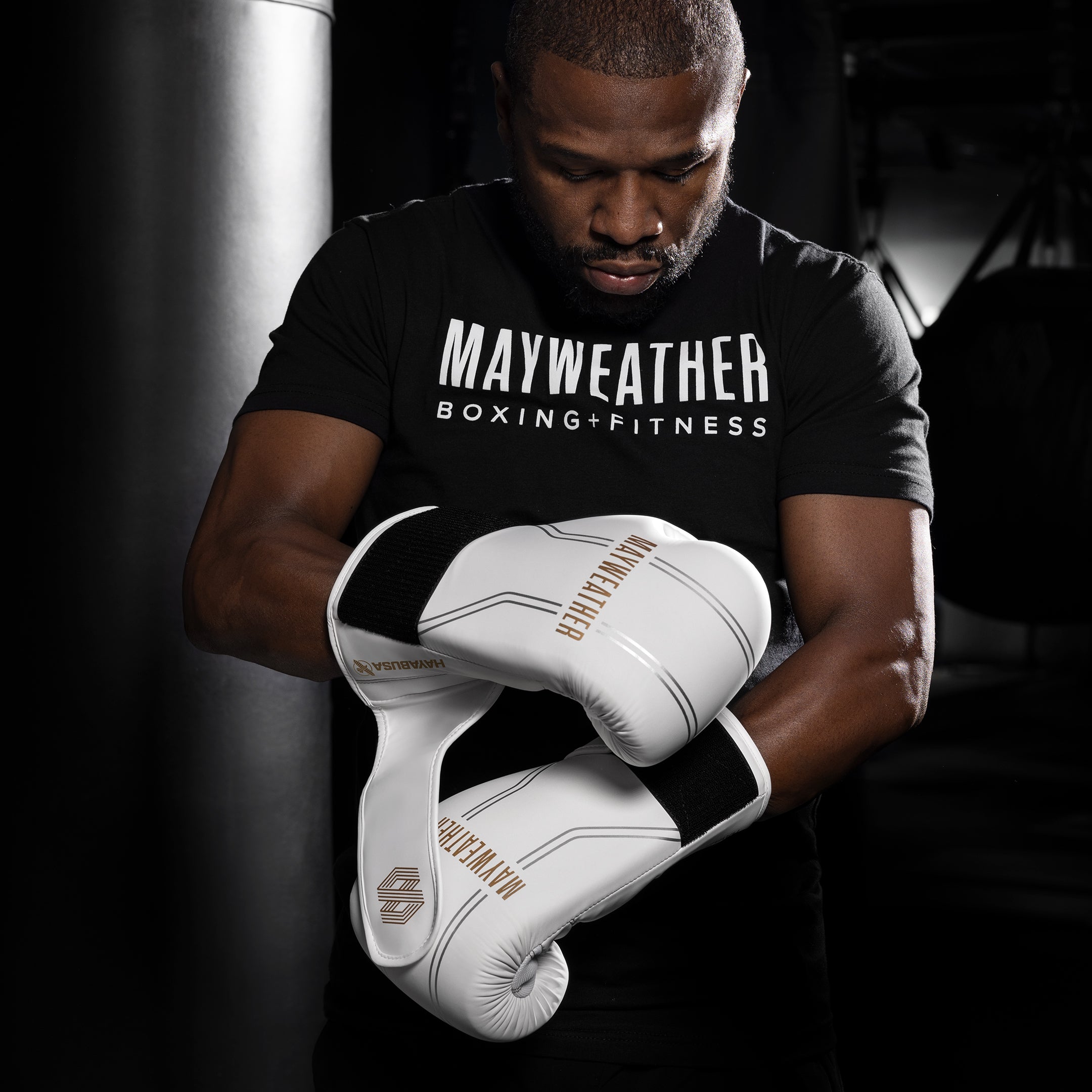 Floyd Mayweather indossa i guantoni bianchi e oro Hayabusa Contender 