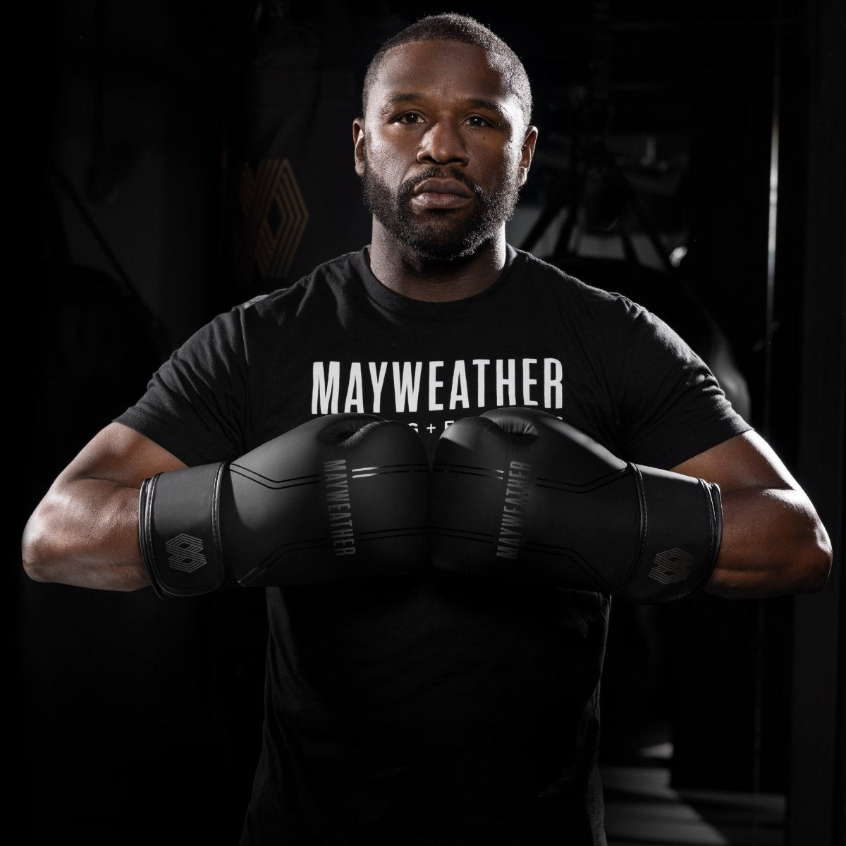 Floyd Mayweather usa luvas pretas Hayabusa Contender