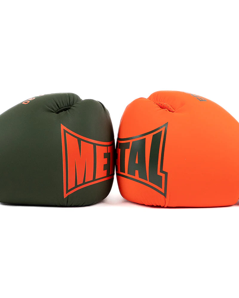 Dettaglio grafico Metal Boxe sui guantoni Ergo 90 verdi e arancioni accoppiati.