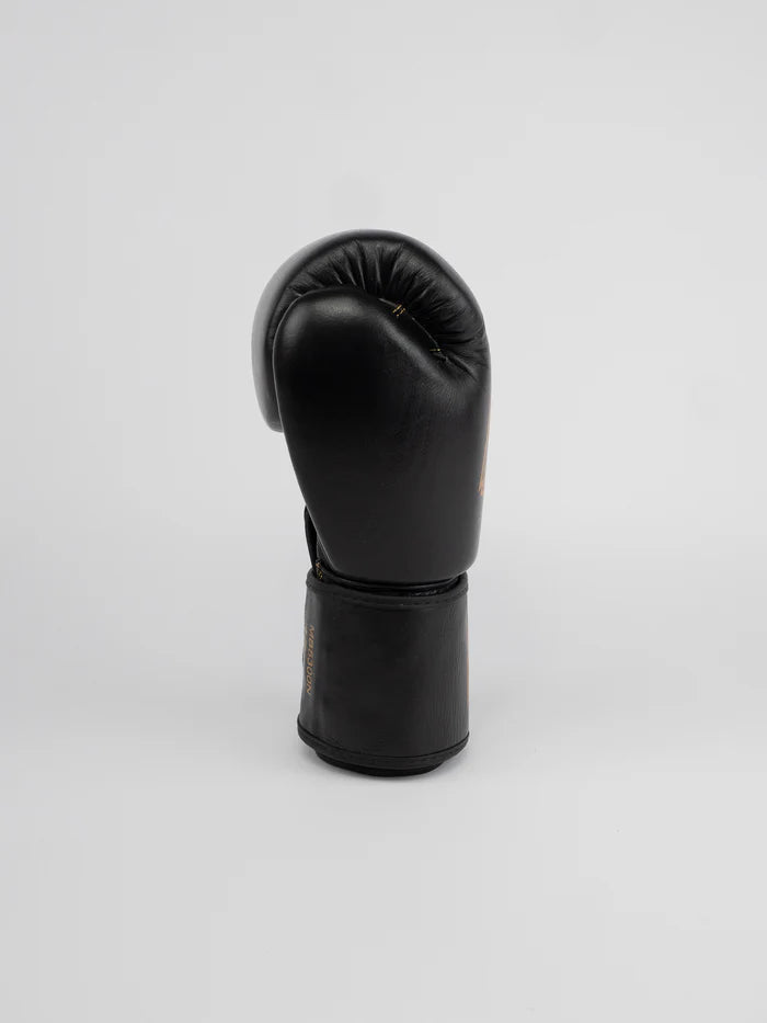 Vista laterale dei guantoni Metal Boxe Thai Series, dettaglio del polsino rinforzato e velcro