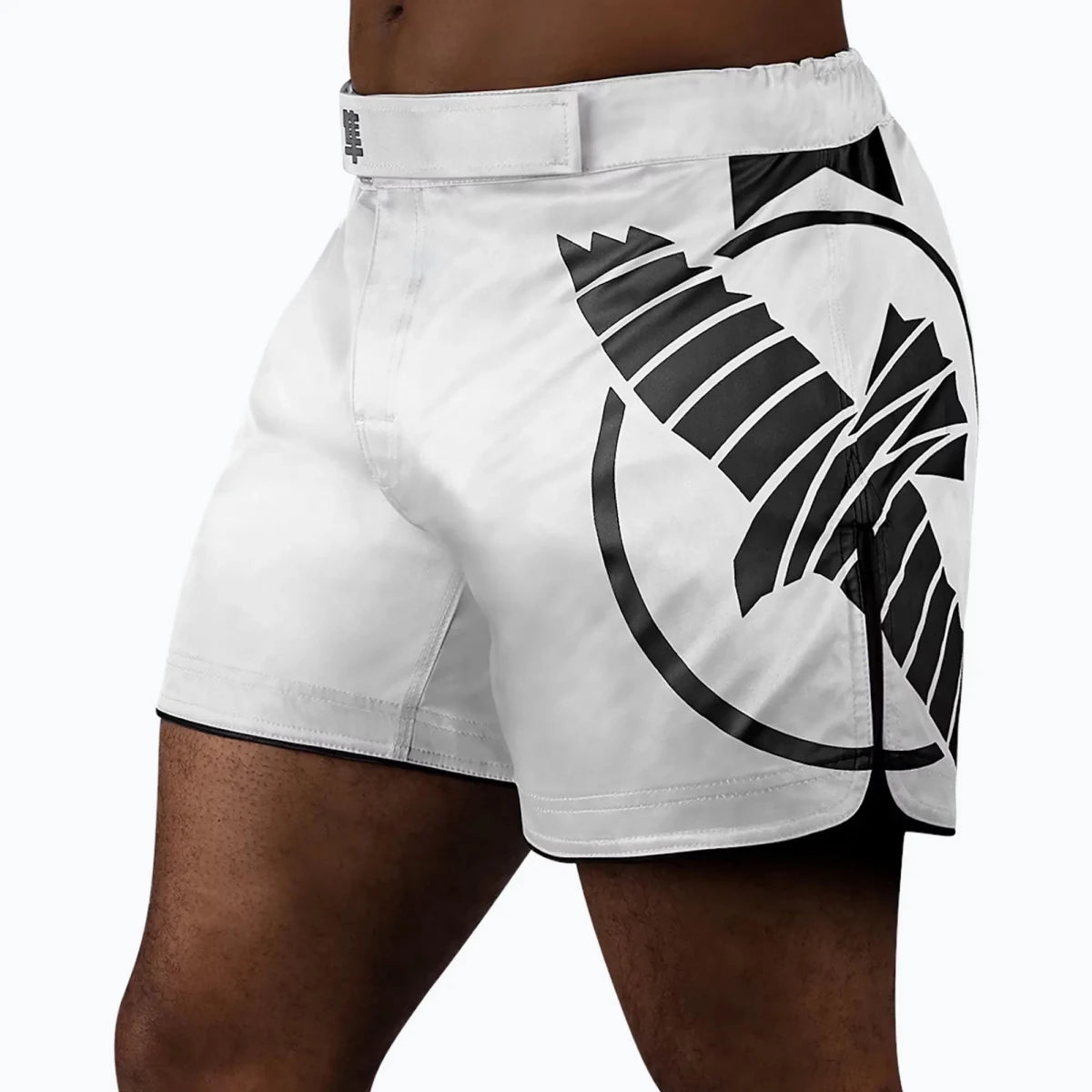 Hayabusa Icon Mid-Thigh MMA Shorts, weißes Hybrid-Frontdesign.