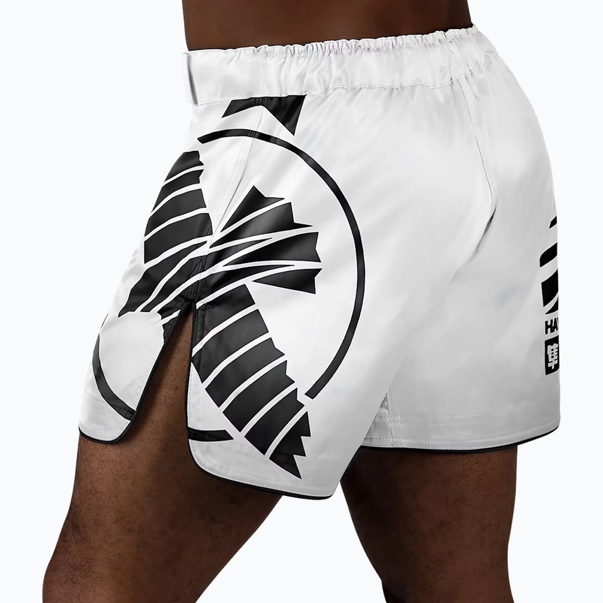 Dettaglio chiusura hook and loop sicura pantaloncini Hayabusa bianchi.