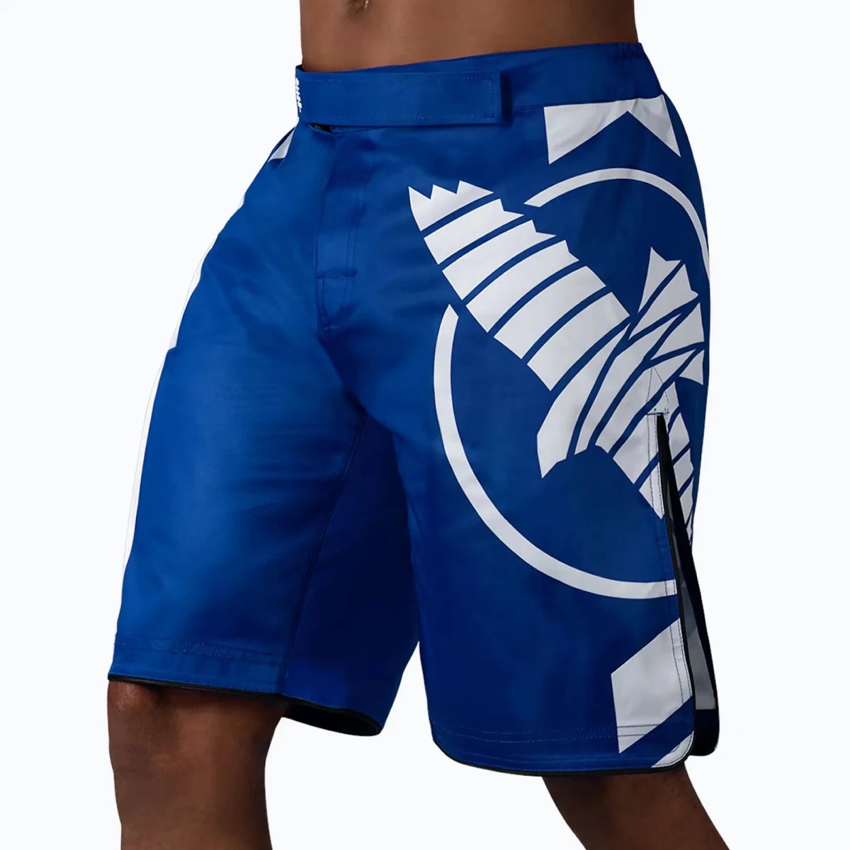 Sistema de cordones internos y velcro del short Hayabusa azul.