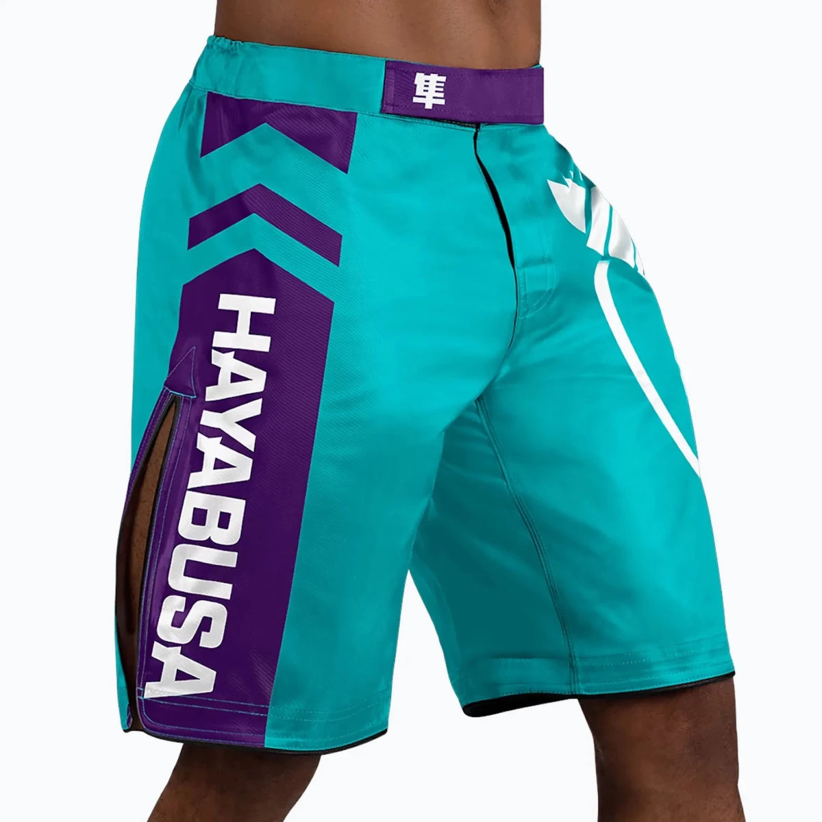 Detalle del logo bordado de Hayabusa en pantalones cortos color turquesa.