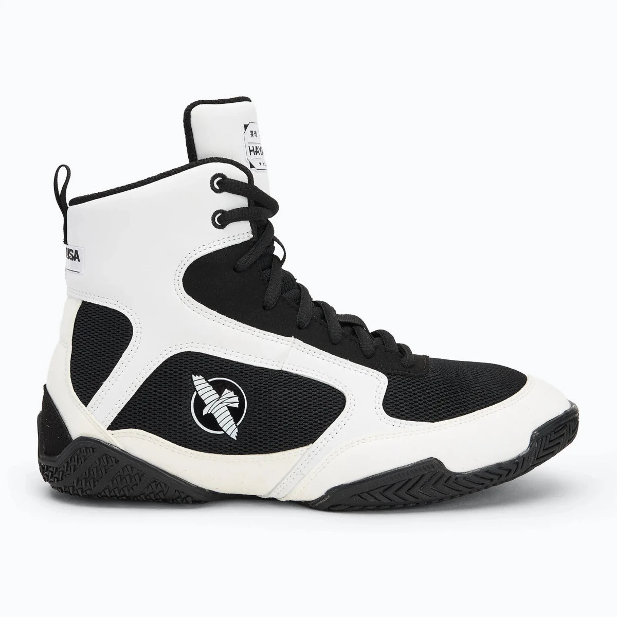 Weiße Hayabusa-Boxschuhe mit Schnürung und technischer Zunge.
