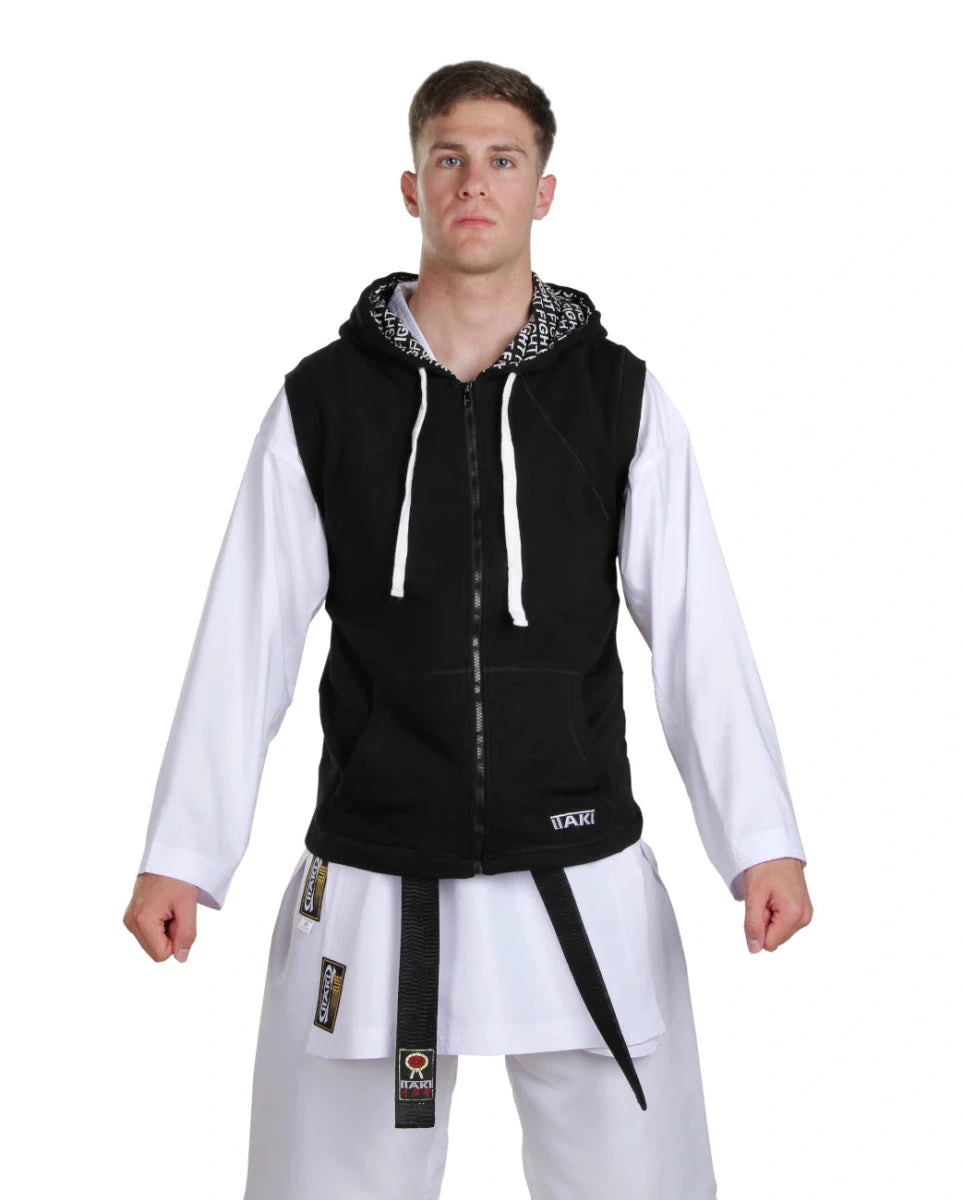Close-up depan hoodie tanpa lengan pria Itaki, warna sporty dengan logo