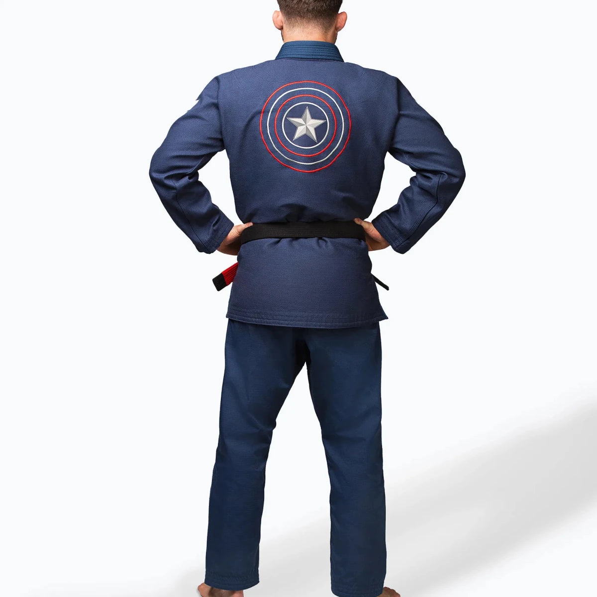 Detail der Schildstickerei von Captain America auf der Kimonojacke.