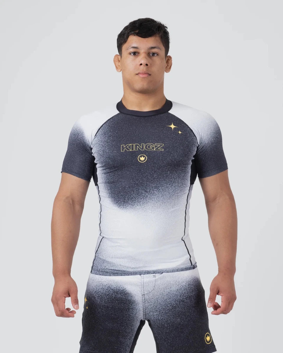 Vista frontal del Rashguard Kingz Galaxy con gráficos espaciales para Jiu Jitsu y MMA