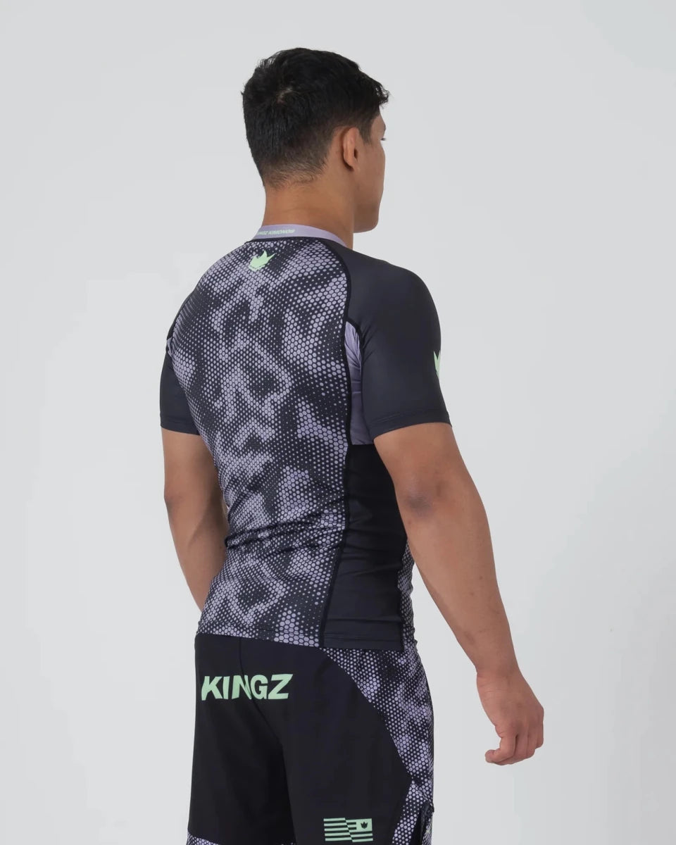 Vista trasera del Rashguard Kingz Viper con gráficos sublimados duraderos