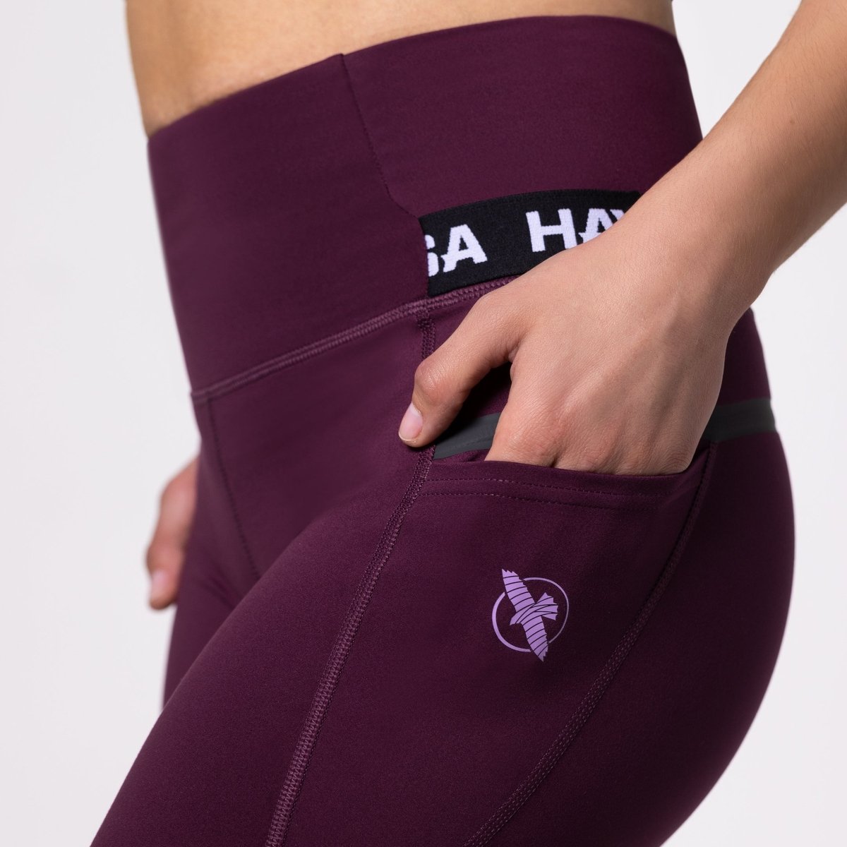 Detail of the hidden side pocket on the wine-colored sports leggings