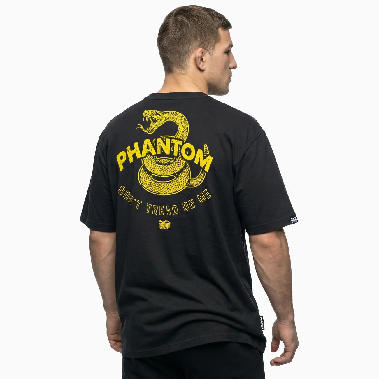 Vista posteriore della t-shirt atletica Phantom Don't Tread On Me con la grafica del serpente Gadsden gialla