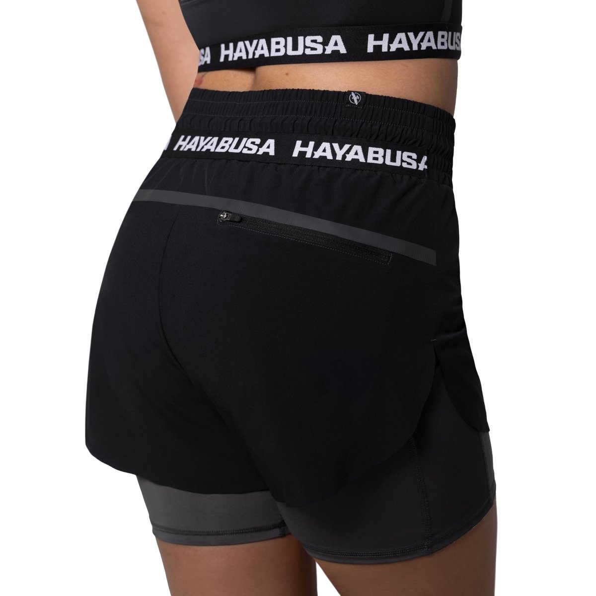 Vista trasera del pantalón corto negro Hayabusa con detalle de bolsillo trasero con cremallera