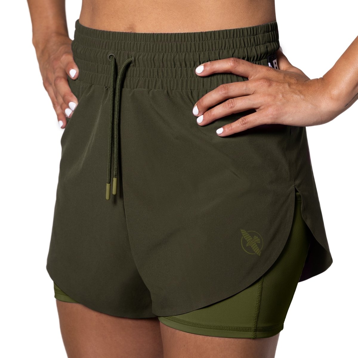 Vista frontal del pantalón corto deportivo Hayabusa Mid Rise verde oliva con logo para mujer