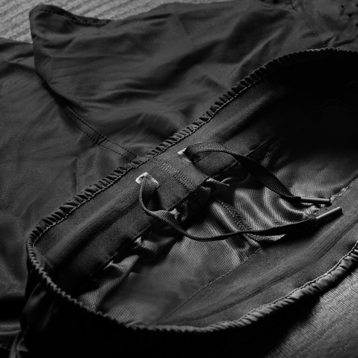 Detalle de la cinturilla elástica y cordón interno del short negro Hayabusa Apex para un ajuste personalizado