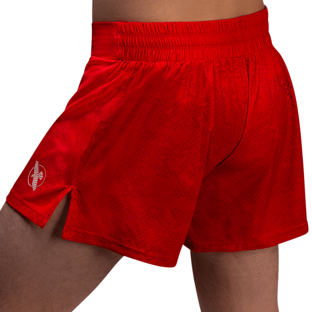 Vista posteriore dei pantaloncini Hayabusa Arrow rossi, design ultra-leggero per Muay Thai e Kickboxing