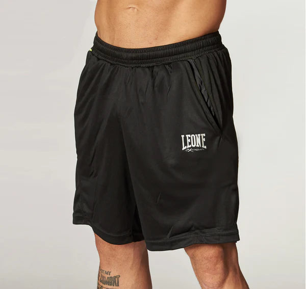 Vista frontale dei pantaloncini Leone 1947 Logo Cool Touch colore nero con logo bianco
